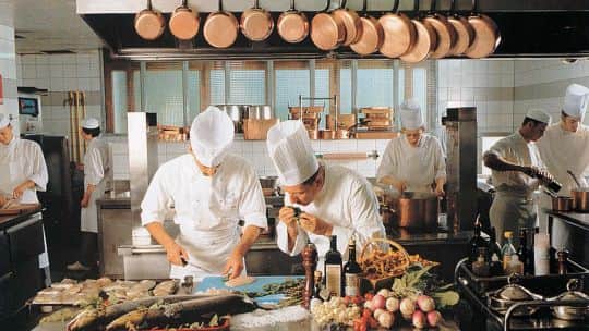 Paritaria de hoteleros y gastronómicos: la grilla de básicos y sumas no remunerativas para septiembre