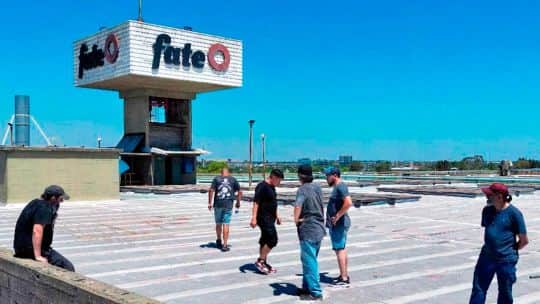 La Justicia ordenó desalojar la planta de Fate: el Sindicato Único de Trabajadores del Neumático organizó un "abrazo" para las 10
