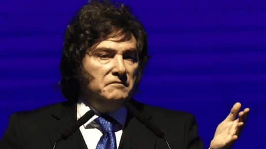 El ministro de Economía de Uruguay pidió cuidar las cuentas públicas para no terminar como Argentina y cuestionó duramente a Milei