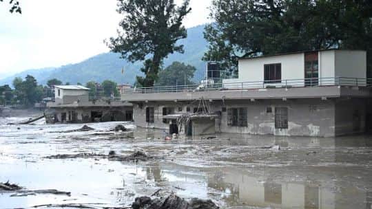 Inundaciones repentinas en Nepal y China arrasan aldeas: hay 31 muertos y cientos de desaparecidos