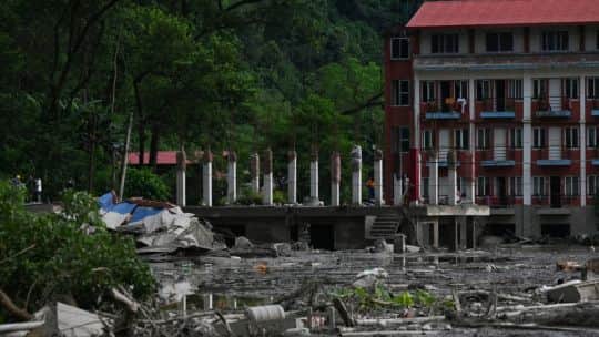 Nepal: las distintas teorías sobre qué provocó la devastadora inundación en la frontera con China