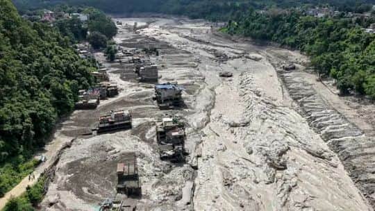Bombean aire en túneles de represas en Nepal: creen que hay obreros atrapados ahí abajo todavía con vida