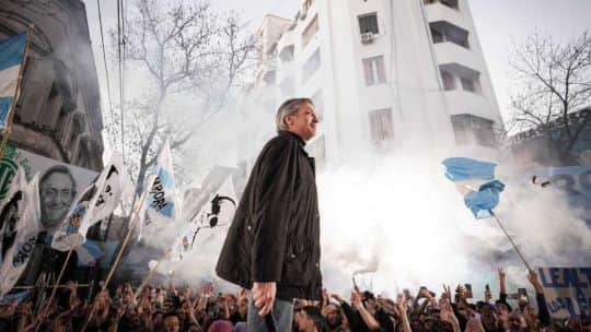 "Te presto la mía": cómo es la letra de la canción de La Cámpora contra Kicillof que Máximo Kirchner agitó en San José 1111