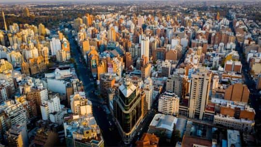 En Córdoba pasa algo insólito: sobran departamentos grandes para vender y faltan chicos para alquilar