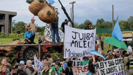 Misiones: productores yerbateros recibieron a Javier Milei con un tractorazo