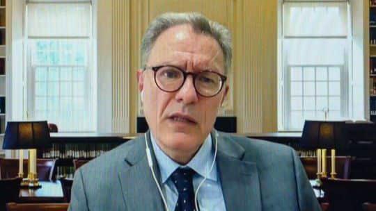 Luciano Floridi:“No debemos intentar frenar la IA, sino sumarla de manera inteligente y crítica”