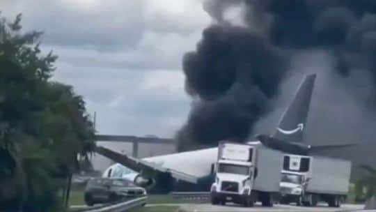 Un avión de carga de Amazon despistó en Miami, provocando al menos 5 muertos: cómo fue el accidente y cómo quedó la aeronave