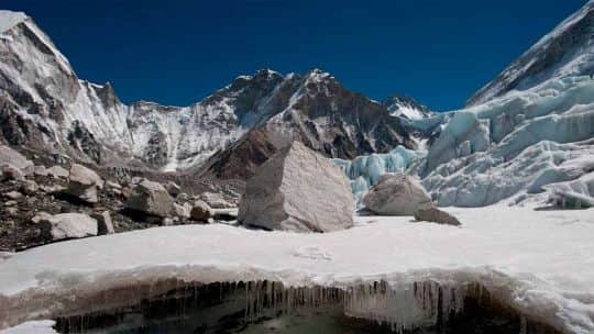 El glaciar de Nepal sufrió un calor inusual antes a50 de colapsar: el fenómeno térmico que desencadenó la tragedia