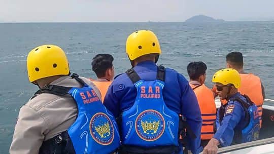Volcán Anak Krakatoa: continúa la búsqueda de ocho desaparecidos y la cancelación de vuelos en Indonesia