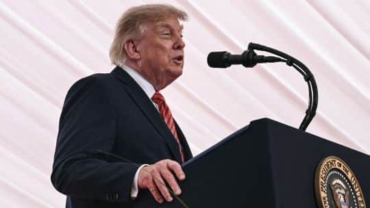 Trump rechazó desacelerar el desarrollo de la inteligencia artificial y cruzó al CEO de Anthropic: “Quien gane la carrera de la IA, gana”