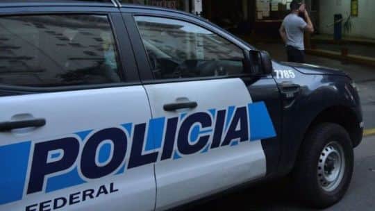 Continuarán detenidos los policías federales acusados de asaltar a una familia en un falso allanamiento
