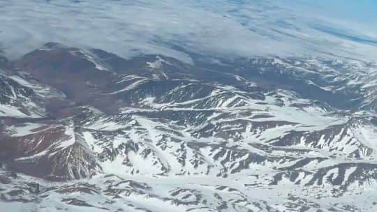 El video de la imponente imagen de la Cordillera de los Andes nevada, desde el aire