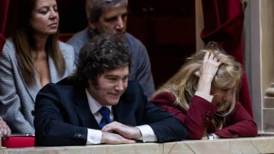RDI: cuál es el libro que Javier Milei llevó al Congreso para “formar ideológicamente” a diputados y senadores