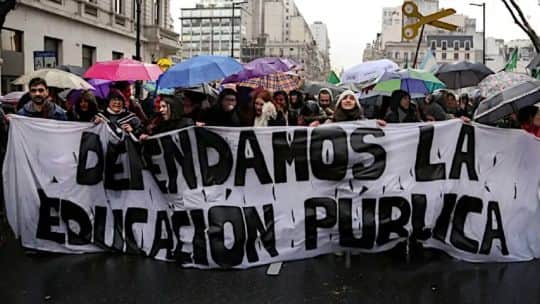 RDI: los salarios docentes en las universidades perdieron 34% de poder adquisitivo y hay reclamos por más fondos para 2027