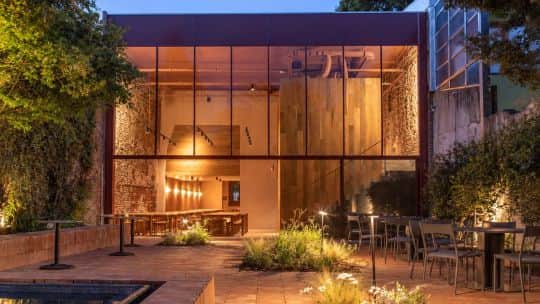 Asadero recibe la primavera con un cóctel en su jardín