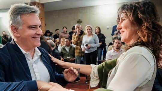 Foto política en Altamira: Llaryora dijo presente en la misa de Natalia y agitó el tablero hacia 2027