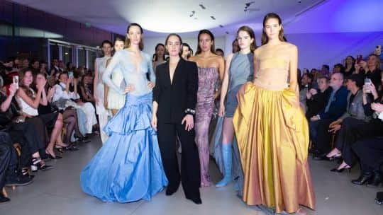 Camila Romano mezcló moda, arte y el pop argentino en su desfile de la Semana de la Alta Costura