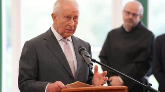 El rey Carlos III advirtió sobre los "peligros existenciales" de la IA si cae "en las manos equivocadas"