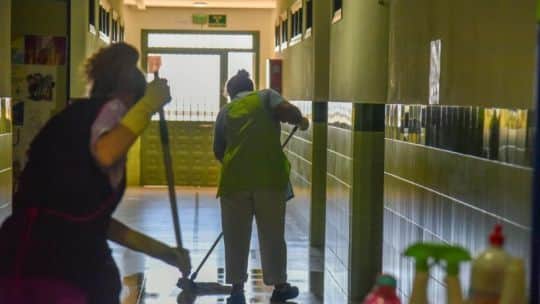 Ocho empresas concentran el 93% del gasto provincial en limpieza: $250 mil millones