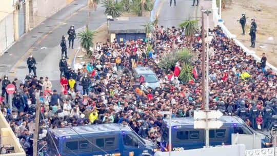 Caos en Ceuta ante un frustrado operativo para desalojar a miles de migrantes