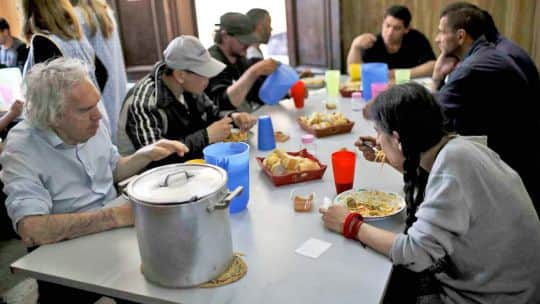 La falta de ingresos obliga a elegir entre comer y pagar