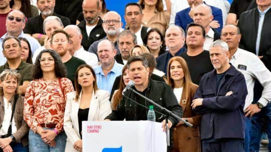 “Cuenten conmigo”, Kicillof envía mensajes a la interna y se para como alternativa a Milei