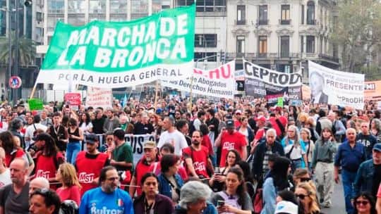 La Marcha de la Bronca colmó la Plaza de Mayo contra el ajuste de Javier Milei