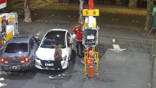 El video: Pity Álvarez chocó contra un auto que cargaba nafta en una estación de servicio
