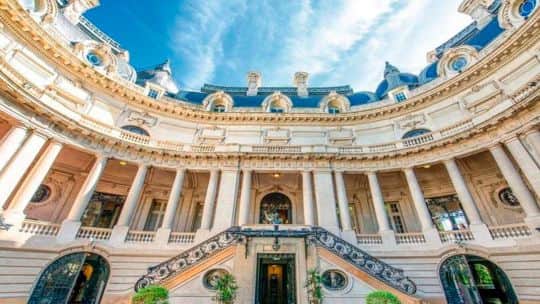 Dónde se hospedará el papa León XIV durante su visita a la Argentina: la historia del imponente palacio que lo recibirá