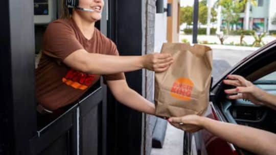 Cuánto ganará un empleado que trabaja en McDonalds, Burger King o Mostaza en octubre del 2026
