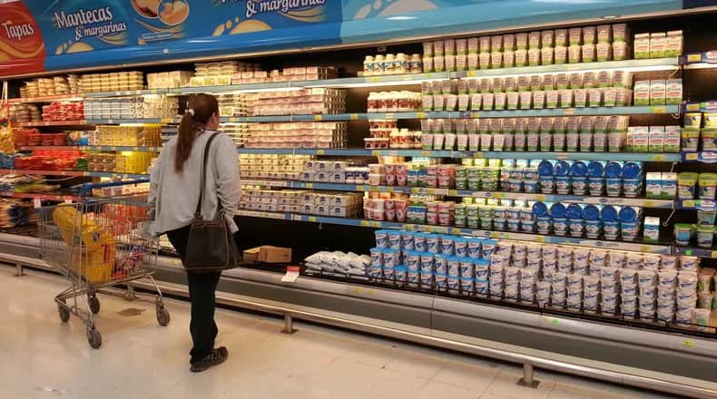 La crisis del consumo golpea a la industria láctea: la líder del sector sufrió una baja del 10%
