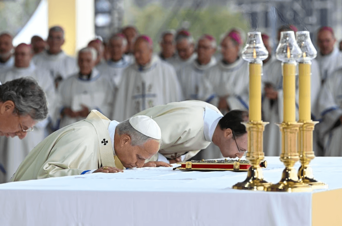 El papa León XIV celebró una misa multitudinaria en París