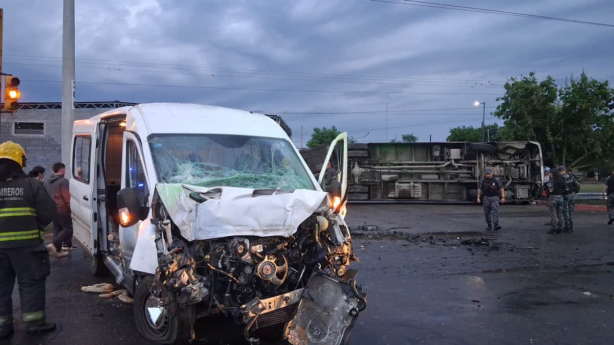 Un colectivo volcó tras chocar con una trafic en Córdoba