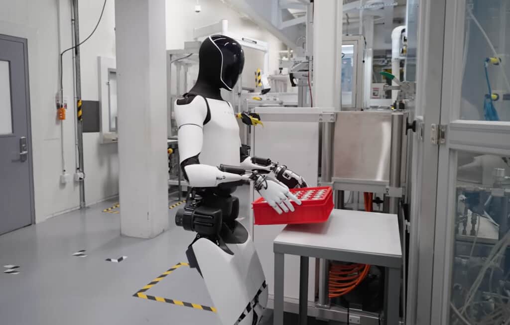Tesla necesita que sus trabajadores enseñen a Optimus a trabajar. El problema es que no todos quieren hacerlo