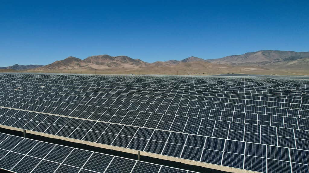 La factura de la luz del usuario medio supera los 104 euros pese al récord de generación solar en España