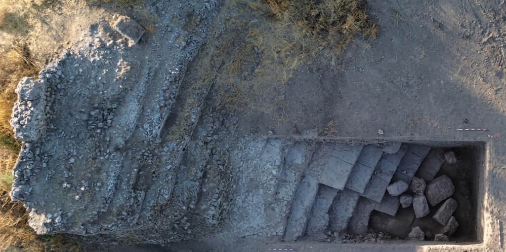 Después de 35 años, los arqueólogos han vuelto a excavar un teatro romano en Málaga y han encontrado una grada casi intacta
