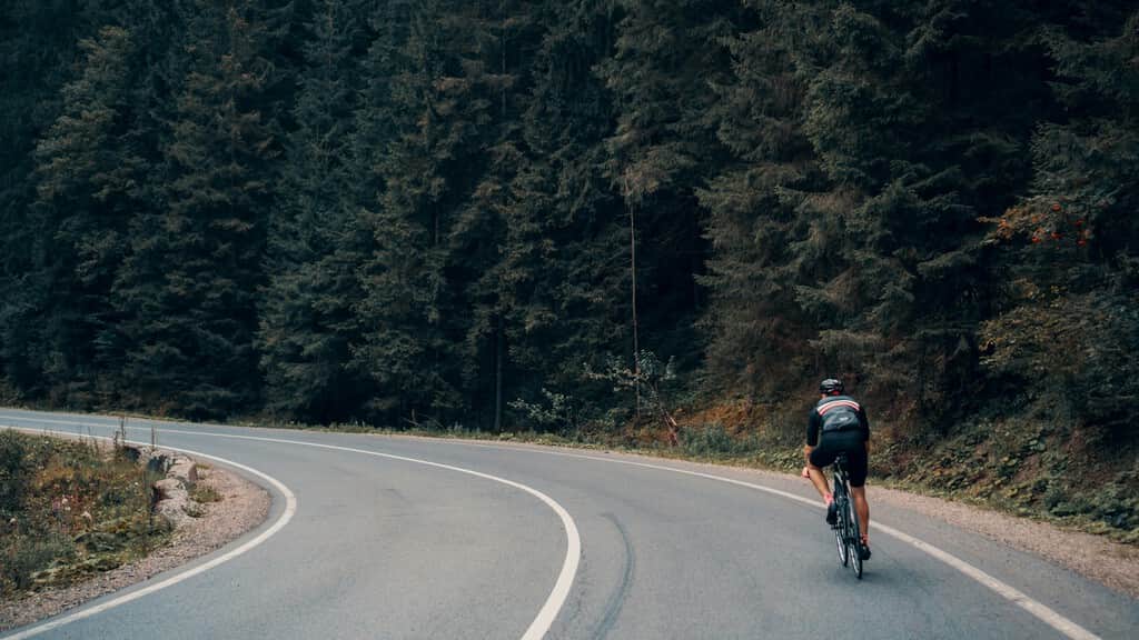 El Gobierno lo ha confirmado: tendrás que reducir la velocidad 20 km/h para adelantar un ciclista. Como mínimo