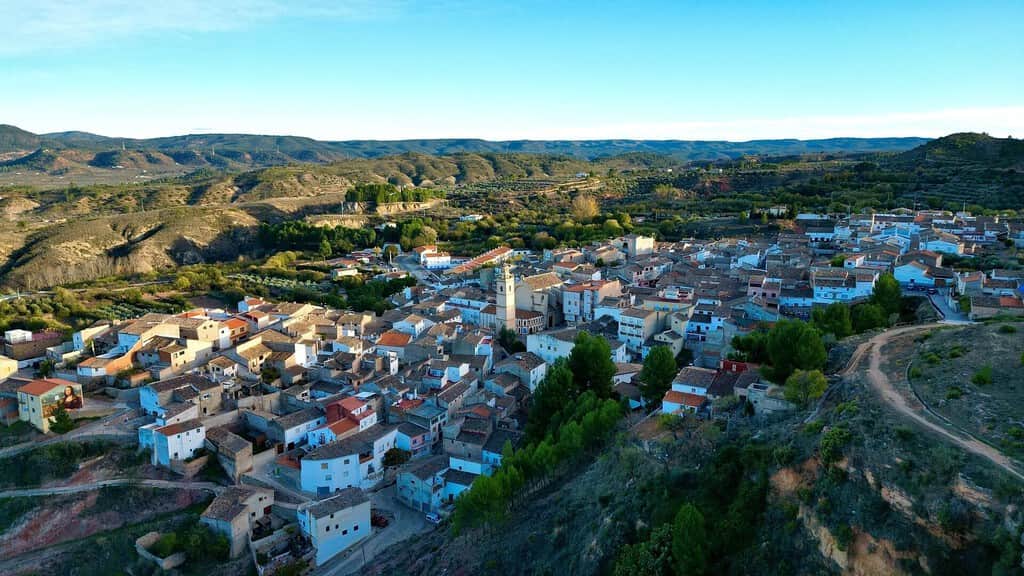 Un pueblo de Valencia ofrece vivienda por 300 euros al mes, piscina en pleno bosque y gimnasio para captar vecinos