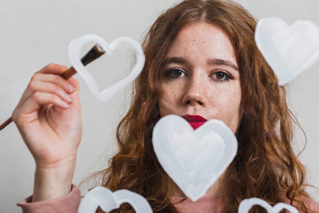 No es amor, lo que tú sientes se llama limerencia, la obsesión que tu cerebro confunde con enamorarte
