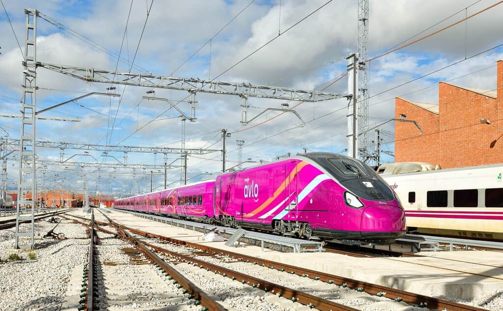 Renfe se planta ante los maquinistas: sus trenes Avril seguirán circulando a 300 km/h pese a las fisuras en sus bogies