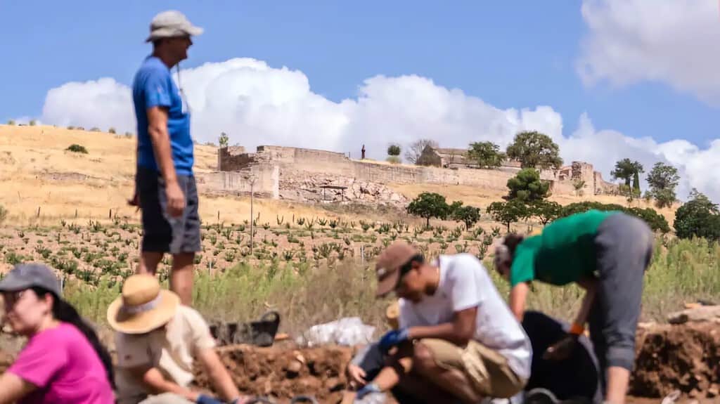En Alarcos llevan 40 años excavando tumbas y ahora han dado con uno de los grandes descubrimientos arqueológicos de España