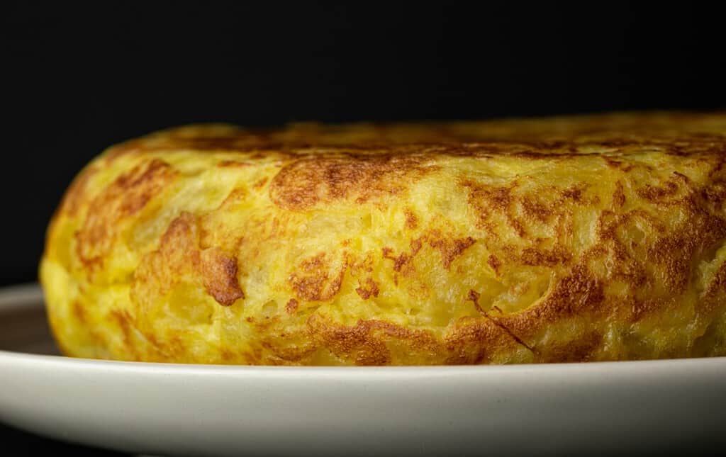 La pregunta no es si la tortilla debe o no llevar cebolla, sino por qué seguimos debatiéndolo en 2026: el 71% ya opina lo mismo