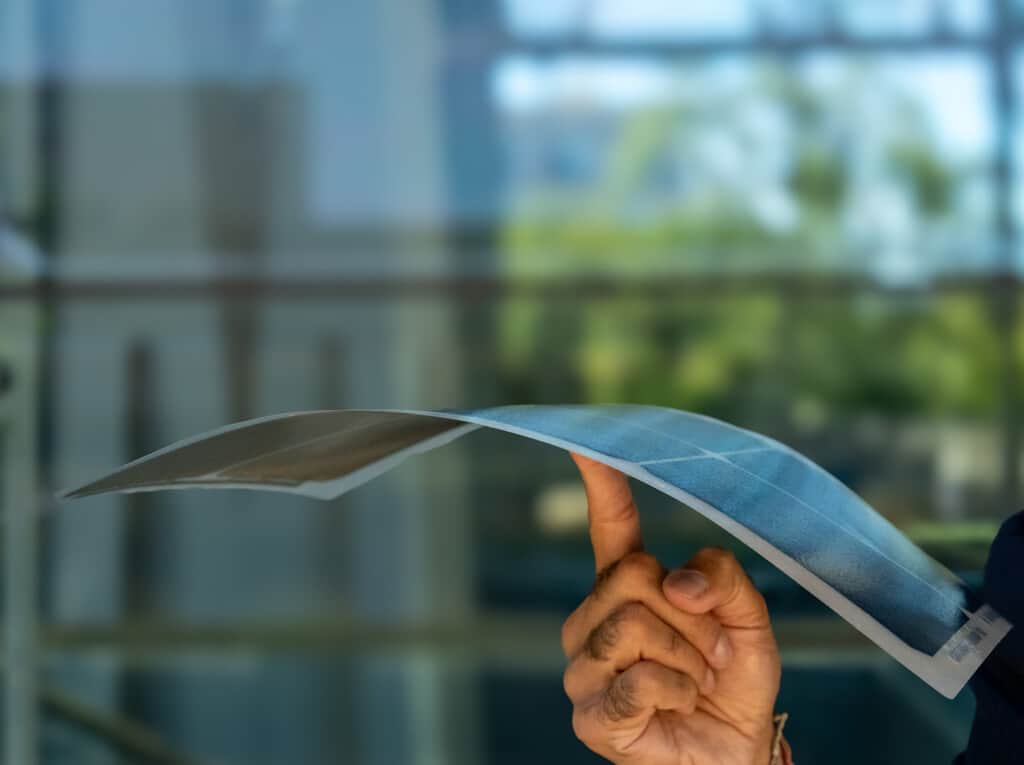 Más finos que una moneda y capaces de pegarse a cualquier superficie: así ha avanzado la industria de los paneles solares flexibles