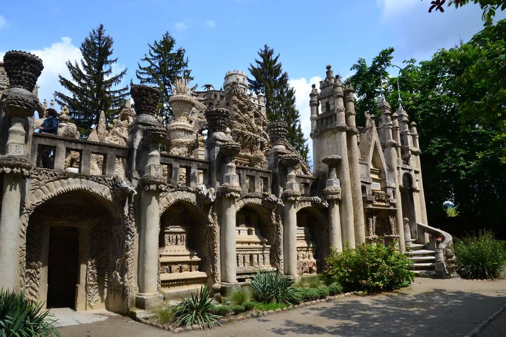 En 1879, un cartero empezó a recoger las piedras que aparecían en su camino: 33 años después, su jardín albergaba un descomunal palacio