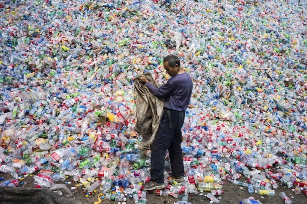 En 2021, China tenía 6.000 botellas de leche que nadie quería. Tuvieron una idea fascinante: su primera carretera de plástico