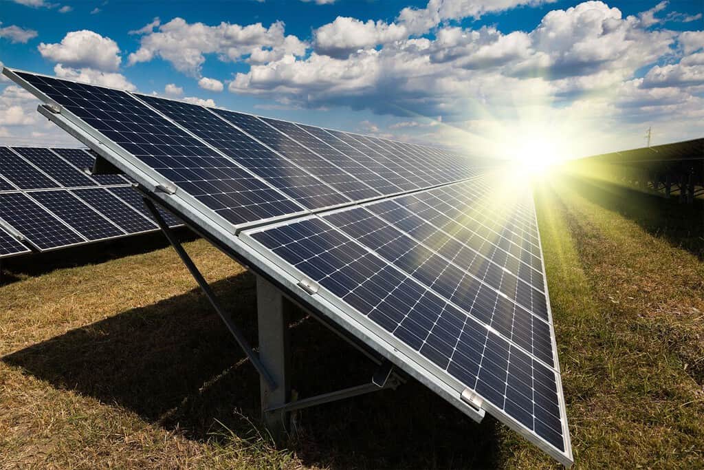 Llevamos décadas intentando almacenar la energía solar para utilizarla de noche. Resulta que hay otra opción: hacer que nunca deje de recibir luz