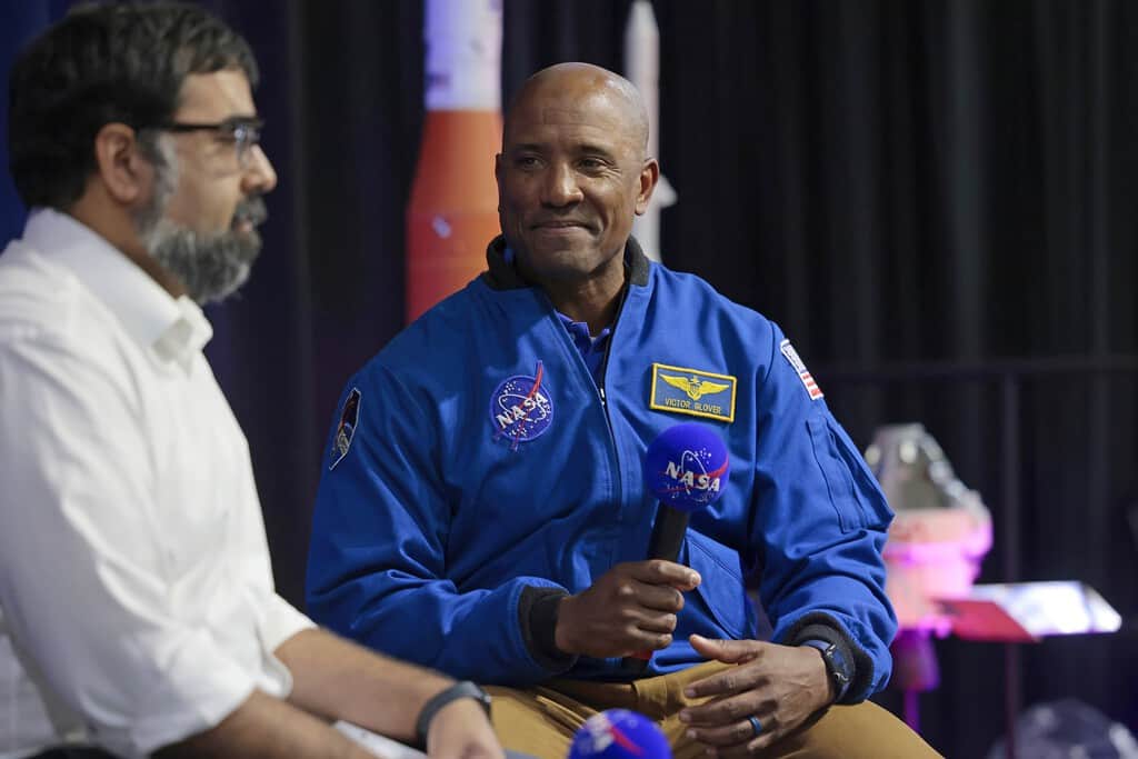 La NASA quiere aterrizar en el polo sur lunar. El piloto de Artemis II dice que es una mala idea