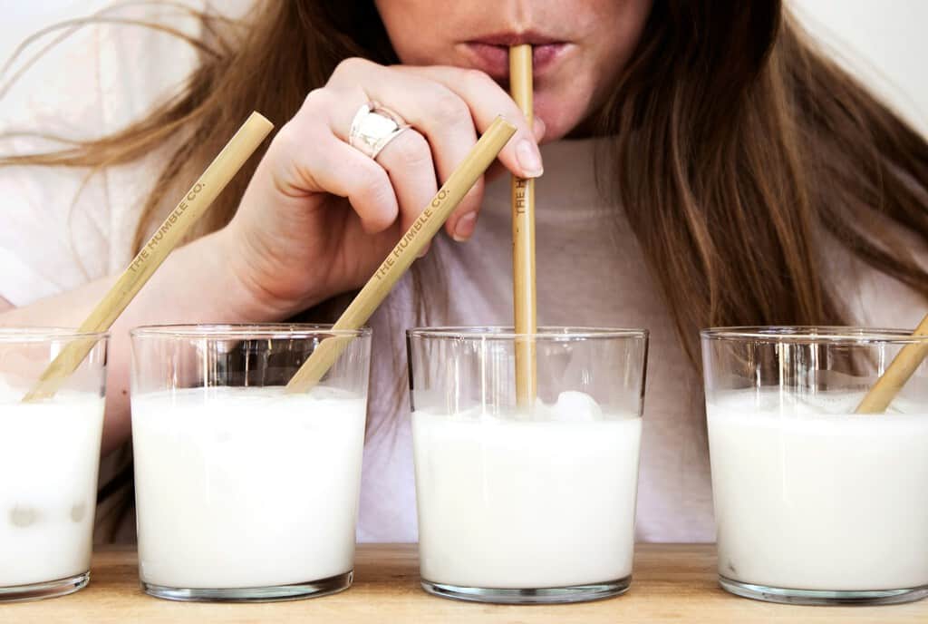 La invención de la leche de vaca: cómo la industria láctea nos metió con calzador "un vasito de leche diario" a finales del XIX