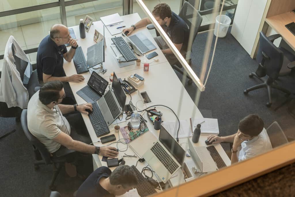 La IA prometía reducir la jornada laboral de los empleados. Por el momento ya ha conseguido tres horas libres a la semana