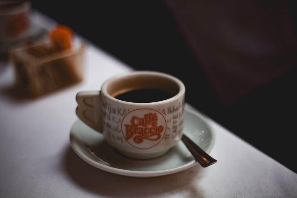 Muchos gurús dicen que el café en ayunas es veneno para nuestro microbioma. La realidad es todo lo contraria